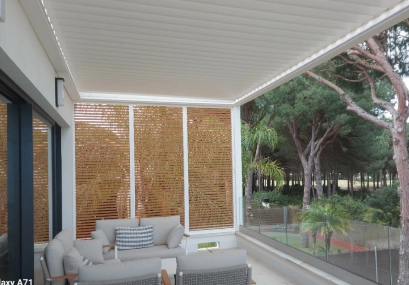 Pose d’une pergola bioclimatique avec parois vitré et brise vue en bois massif ainsi que LED intégré à Toulouse