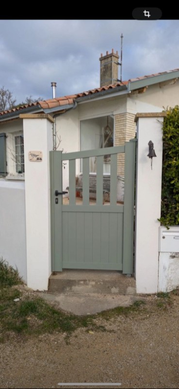 Pose de portillons sur mesure en aluminium avec des lames verticales à Colomiers proche de Toulouse