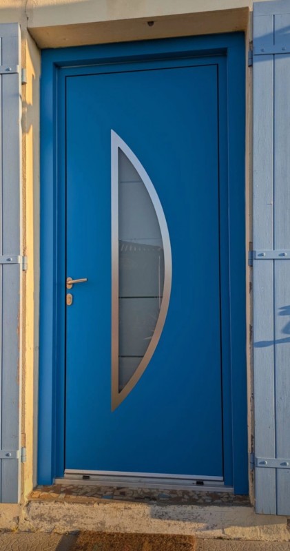 Pose d’une porte d’entrée en aluminium bleu design à Balma