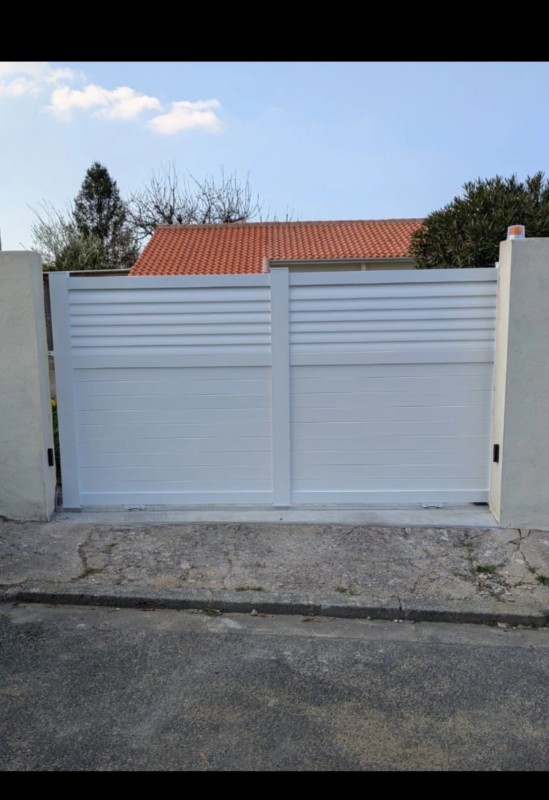 Installation d’un portail battant motorisé à lames horizontales proche de Balma à L’Union 31240